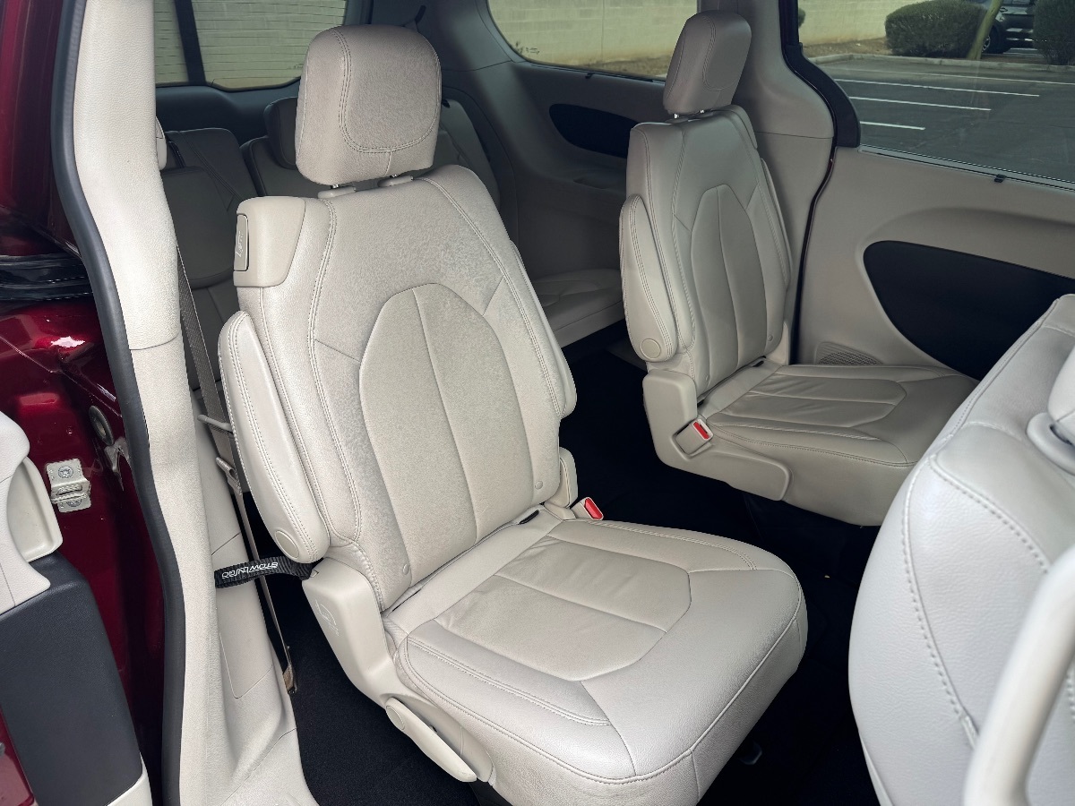 2017 Chrysler Pacifica Touring L photo 11