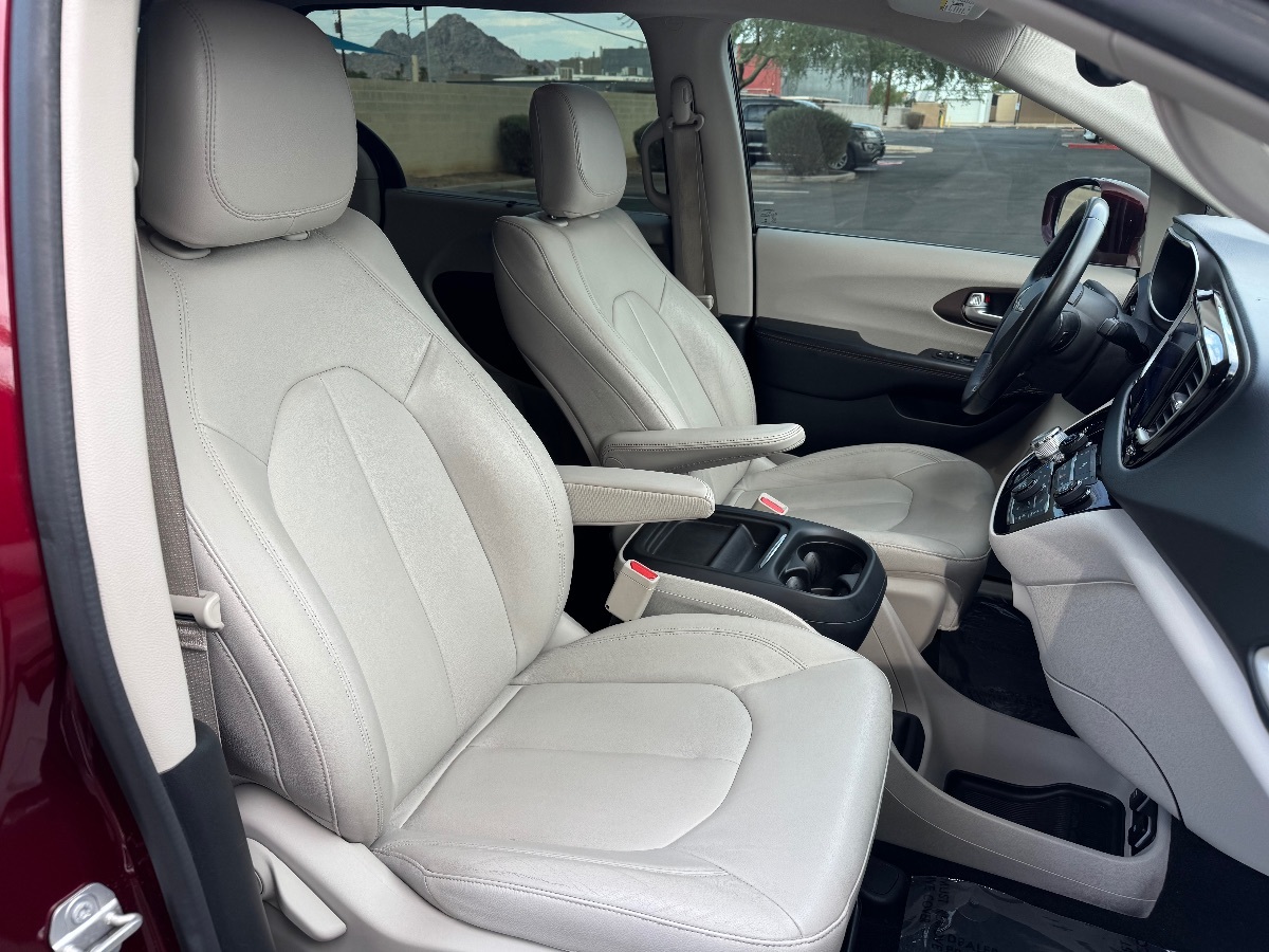 2017 Chrysler Pacifica Touring L photo 12