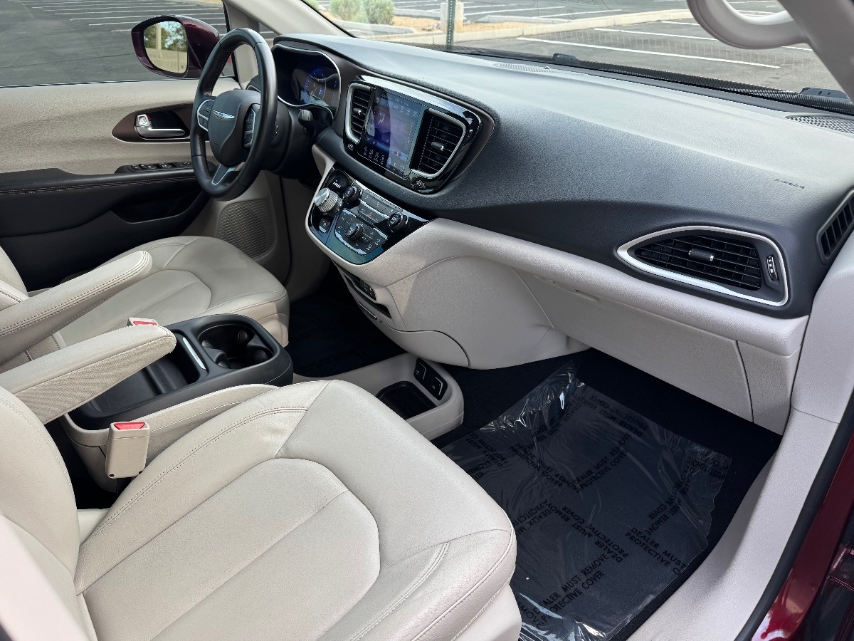 2017 Chrysler Pacifica Touring L photo 13