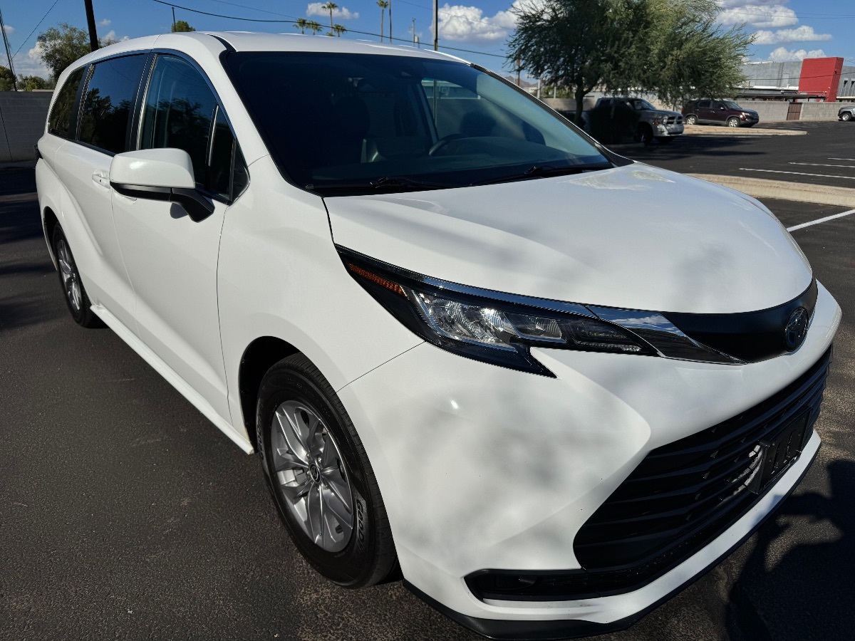 2023 Toyota Sienna LE photo 4