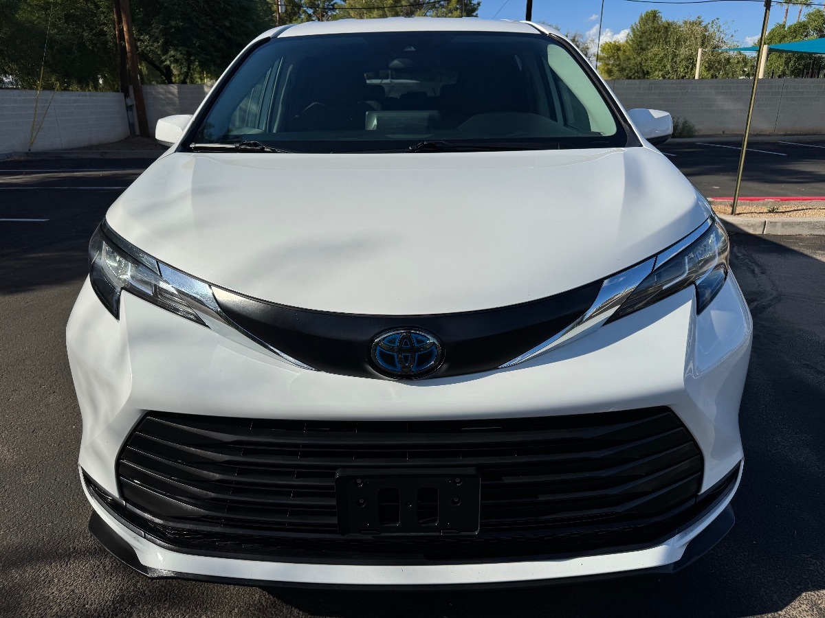2023 Toyota Sienna LE photo 3