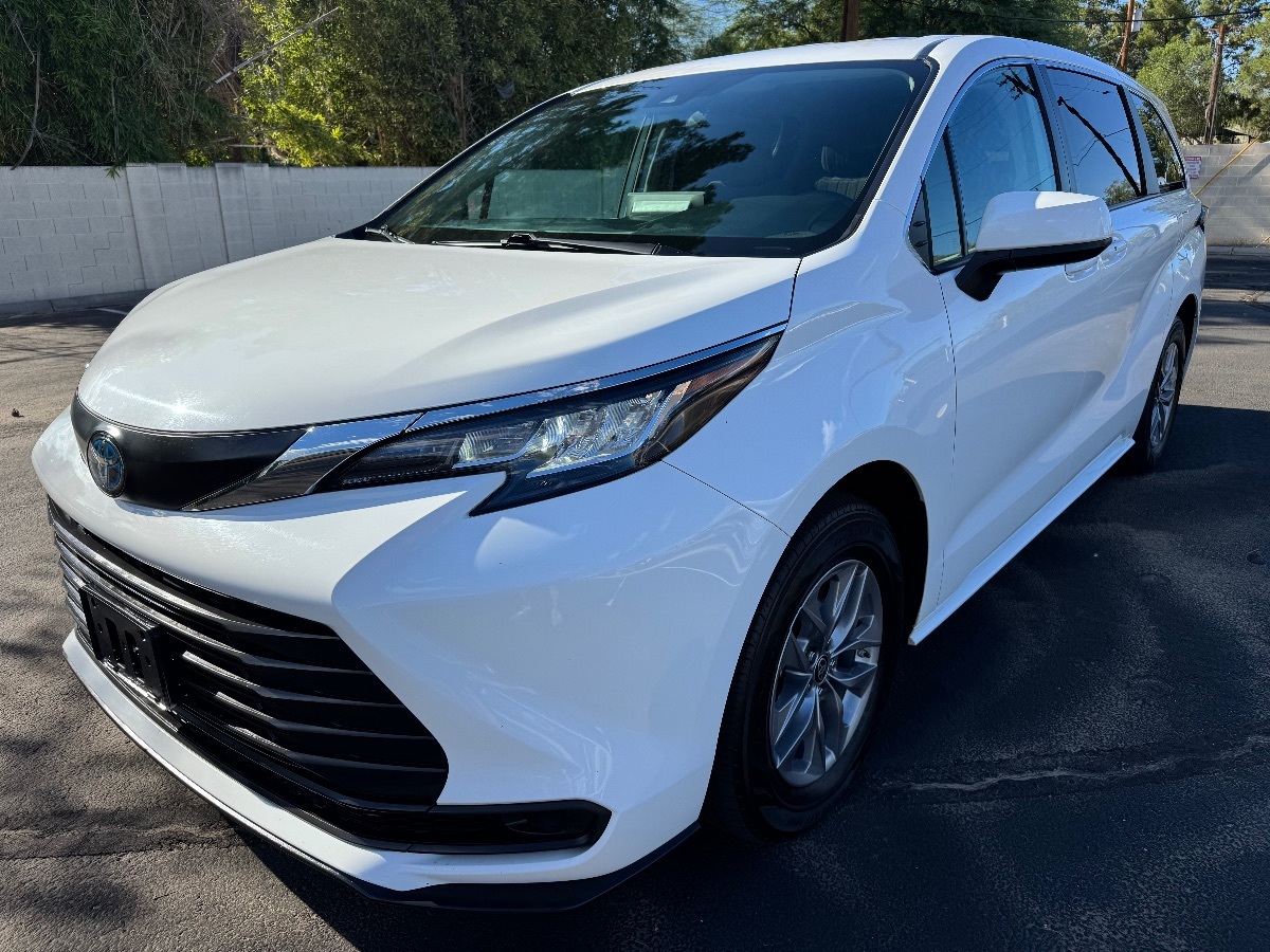 2023 Toyota Sienna LE photo 2