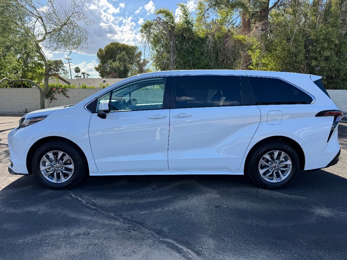 2023 Toyota Sienna LE photo 5