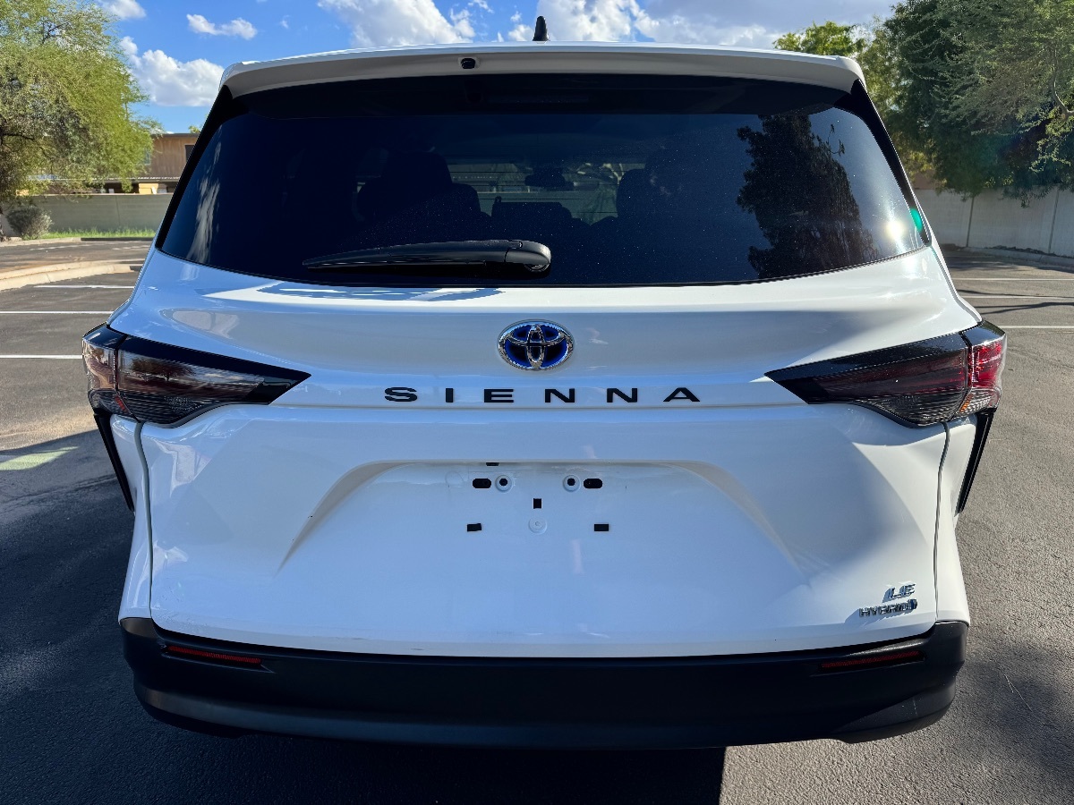 2023 Toyota Sienna LE photo 8