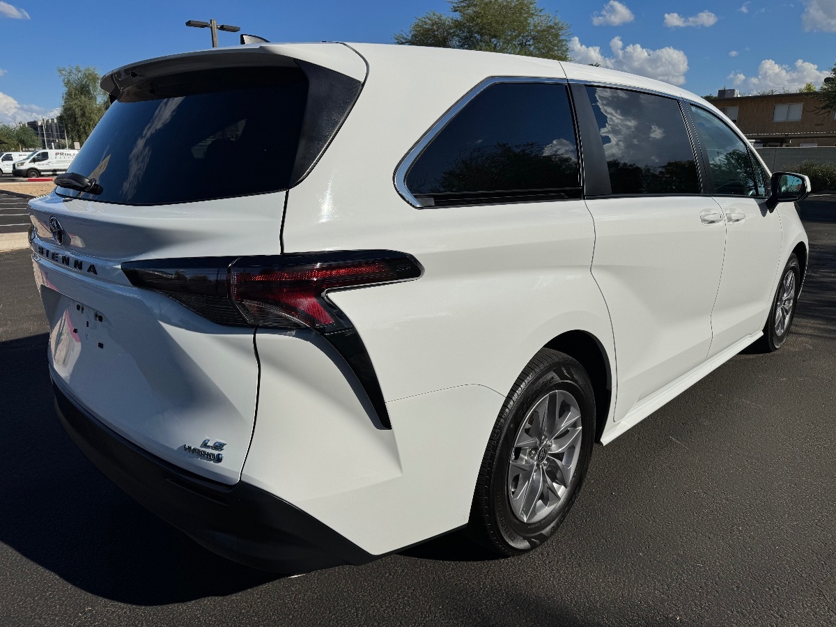 2023 Toyota Sienna LE photo 7