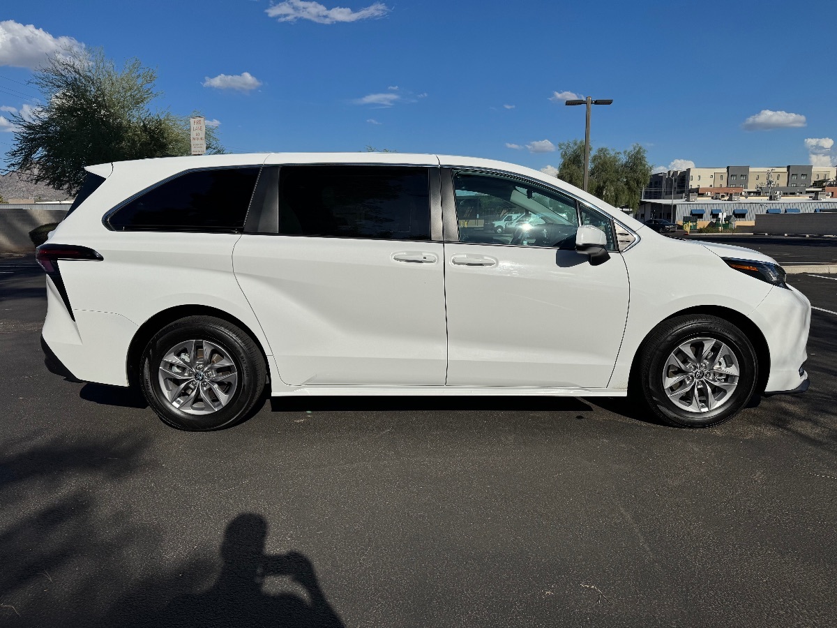 2023 Toyota Sienna LE photo 6