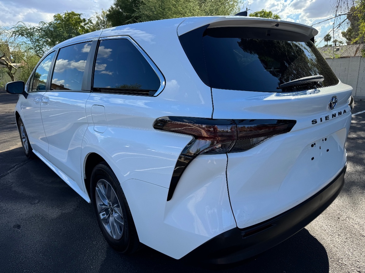 2023 Toyota Sienna LE photo 9