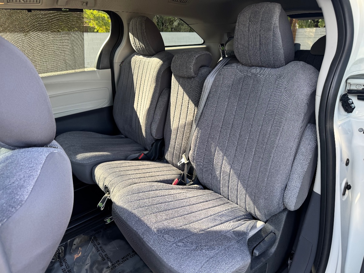 2023 Toyota Sienna LE photo 10
