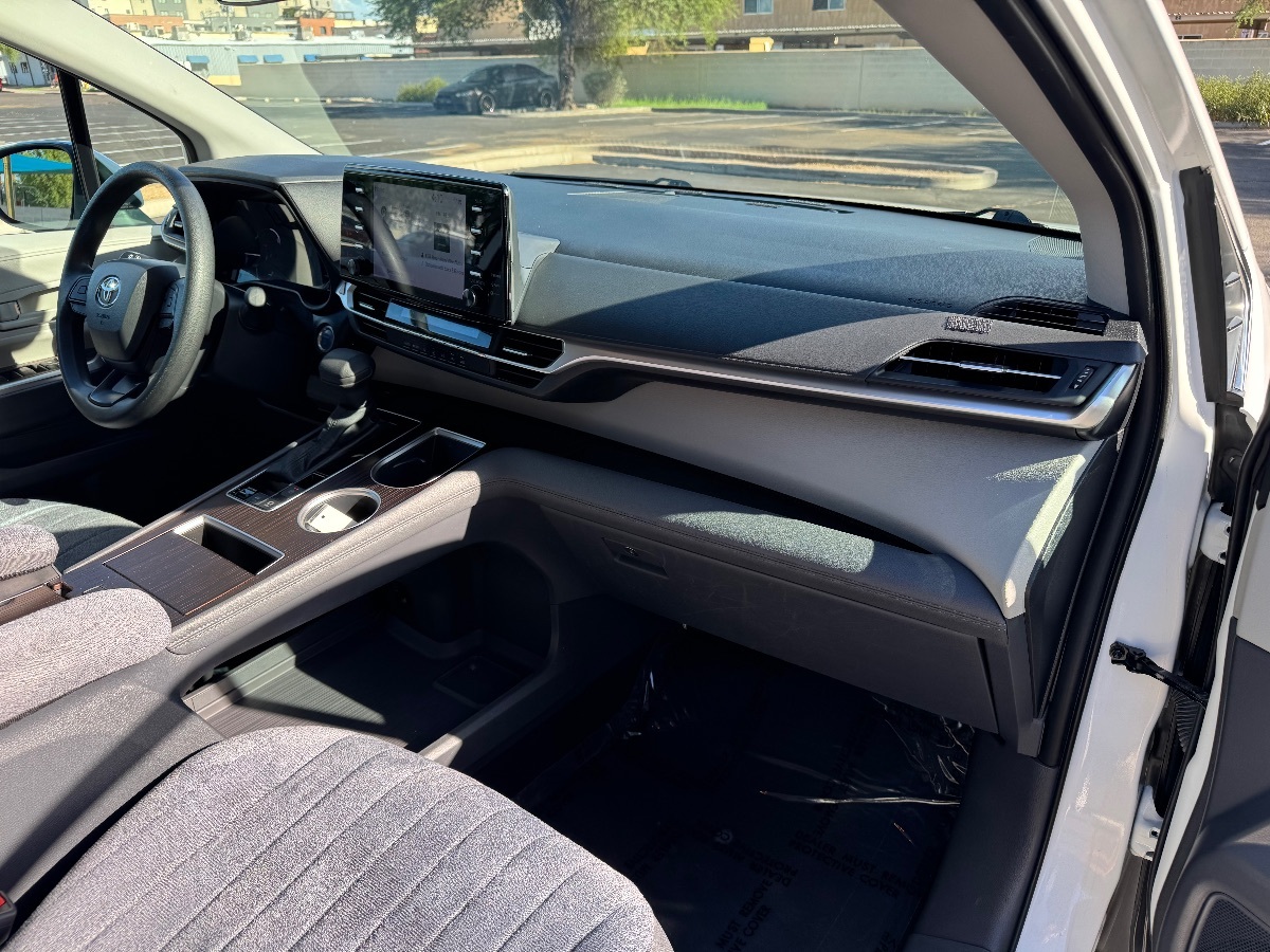 2023 Toyota Sienna LE photo 13