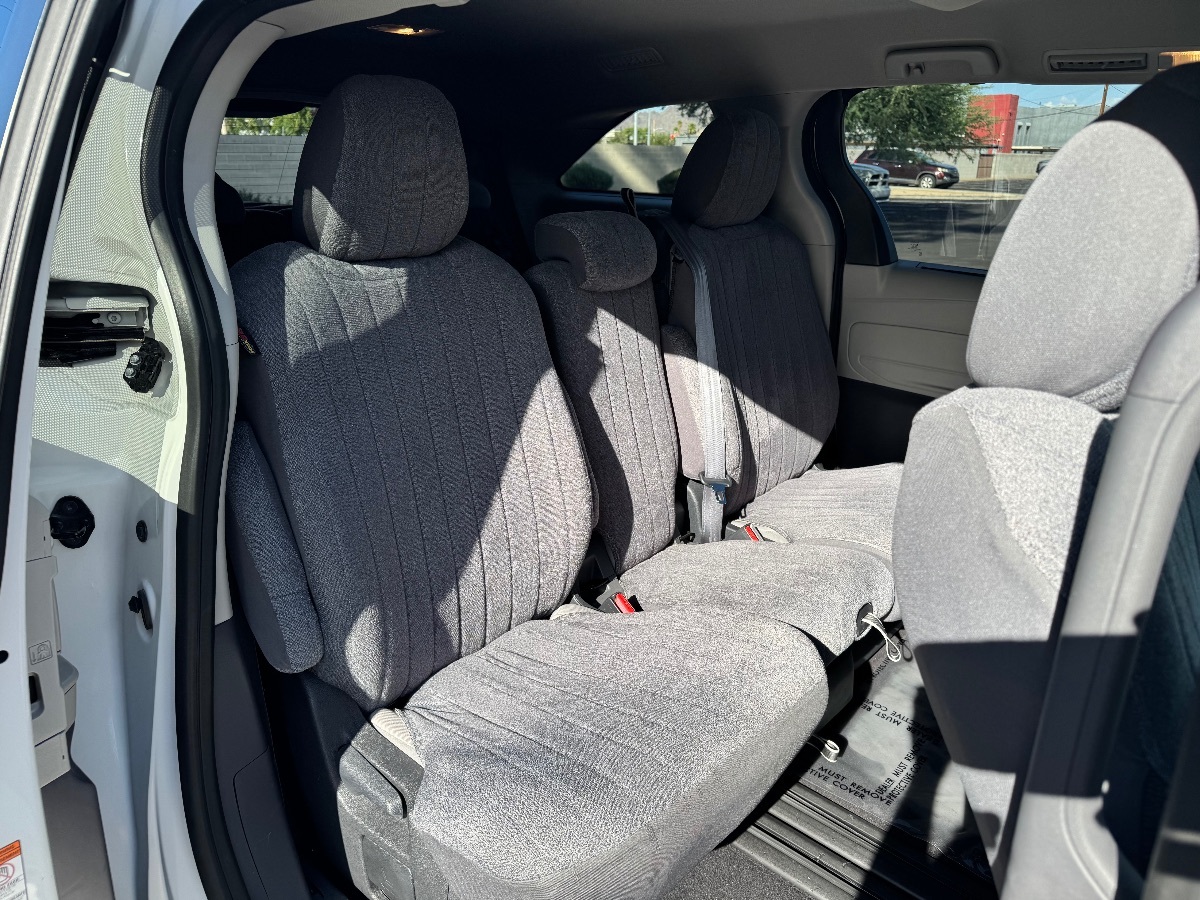 2023 Toyota Sienna LE photo 11