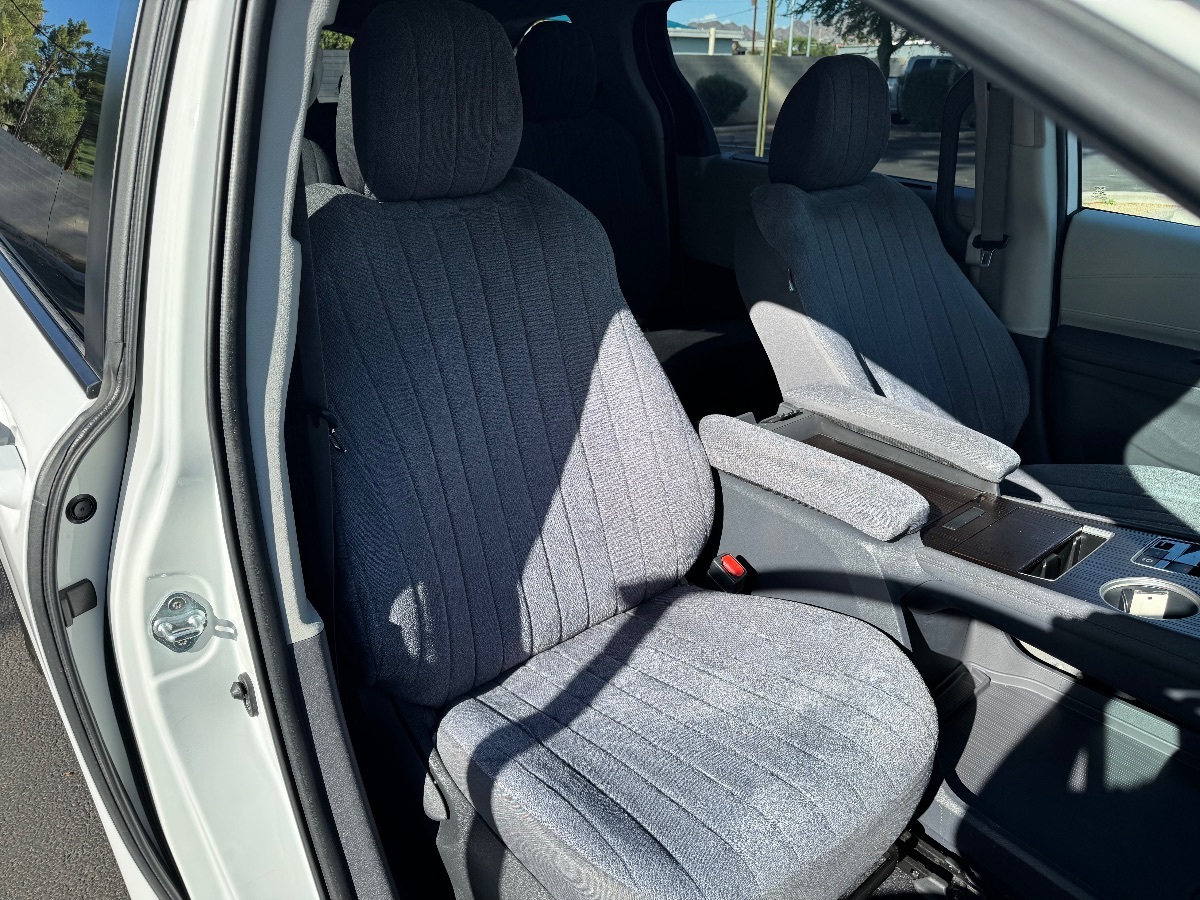 2023 Toyota Sienna LE photo 12