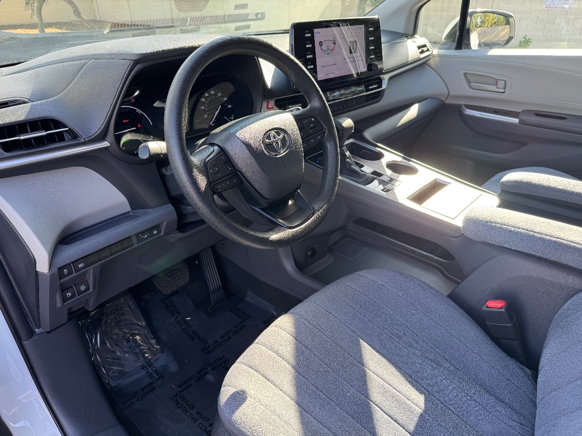 2023 Toyota Sienna LE photo 15