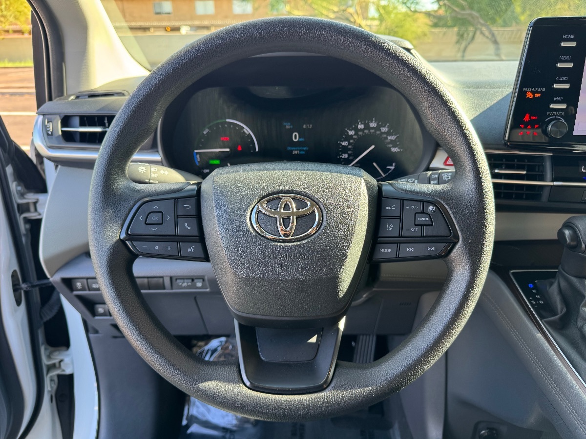 2023 Toyota Sienna LE photo 16