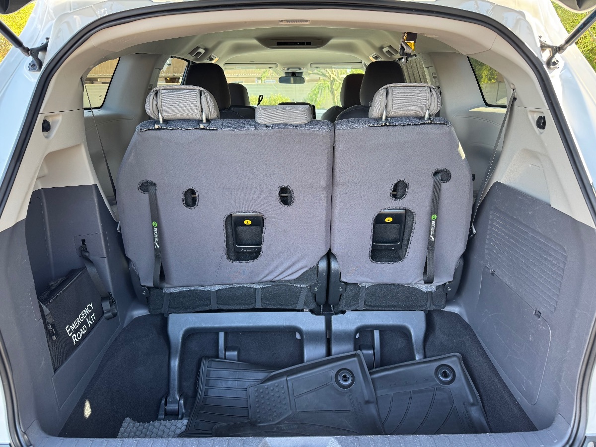 2023 Toyota Sienna LE photo 20