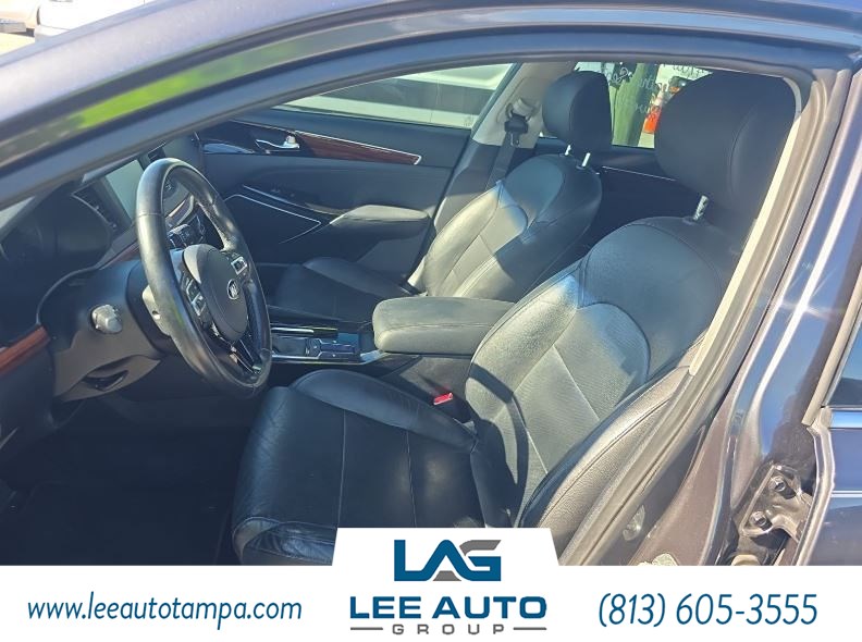 2017 Kia Cadenza Premium photo 2