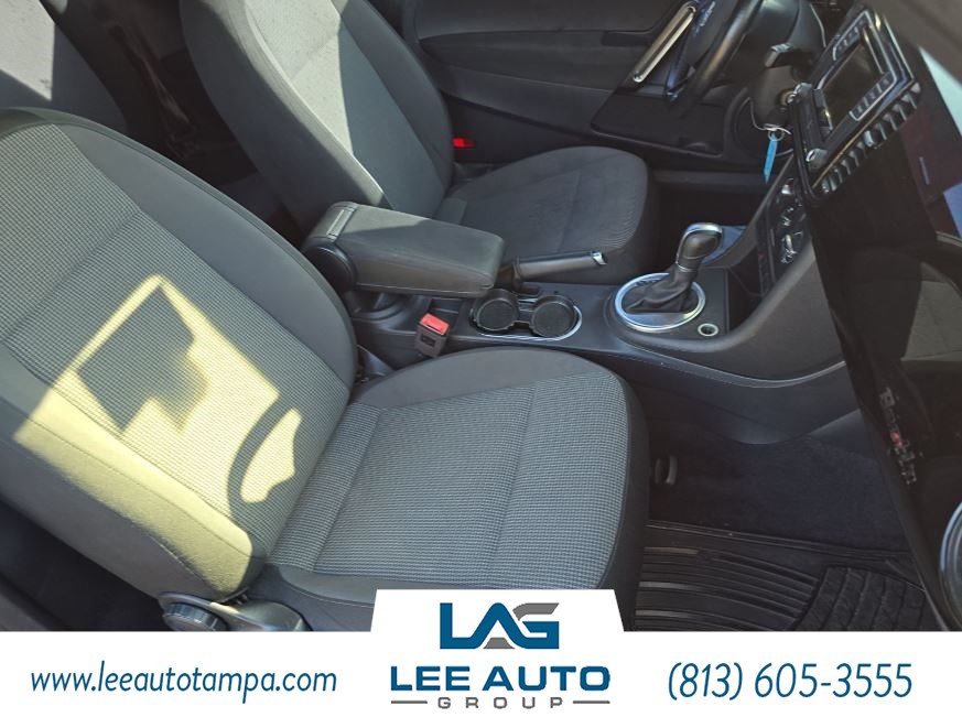 2018 Volkswagen Beetle S photo 2