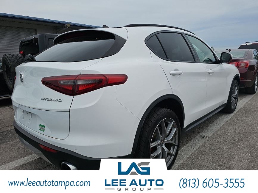 2018 Alfa Romeo Stelvio Ti Sport photo 2