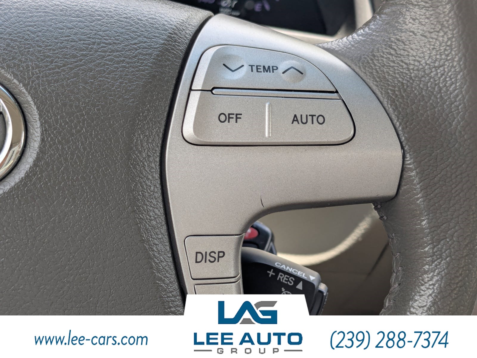 2011 Toyota Camry XLE photo 19