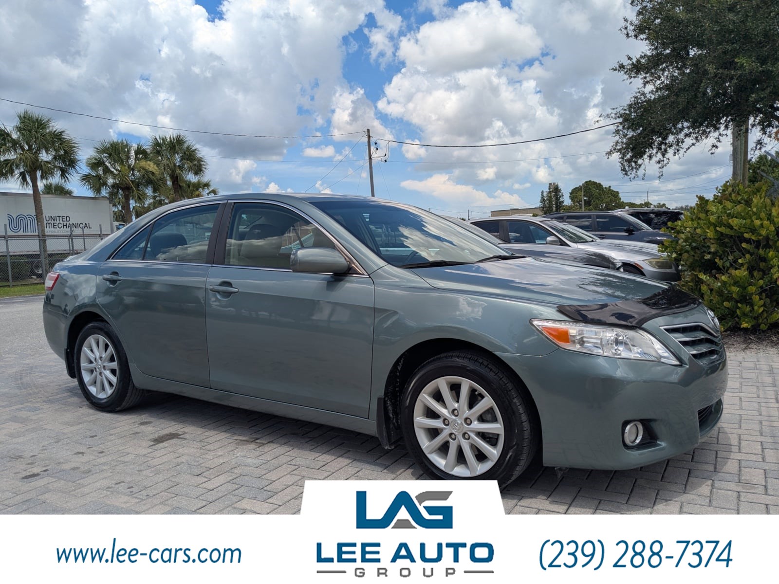 2011 Toyota Camry XLE photo 2