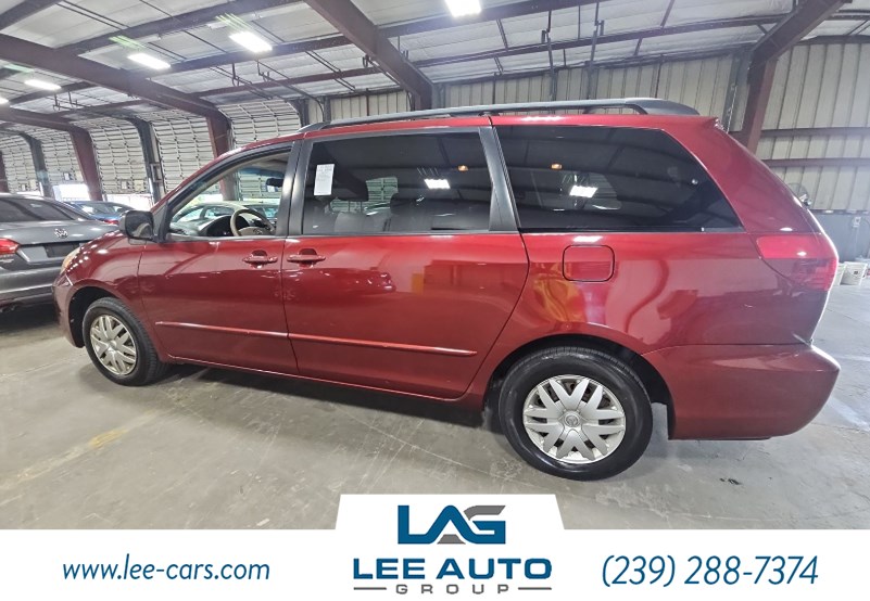 2005 Toyota Sienna LE photo 2