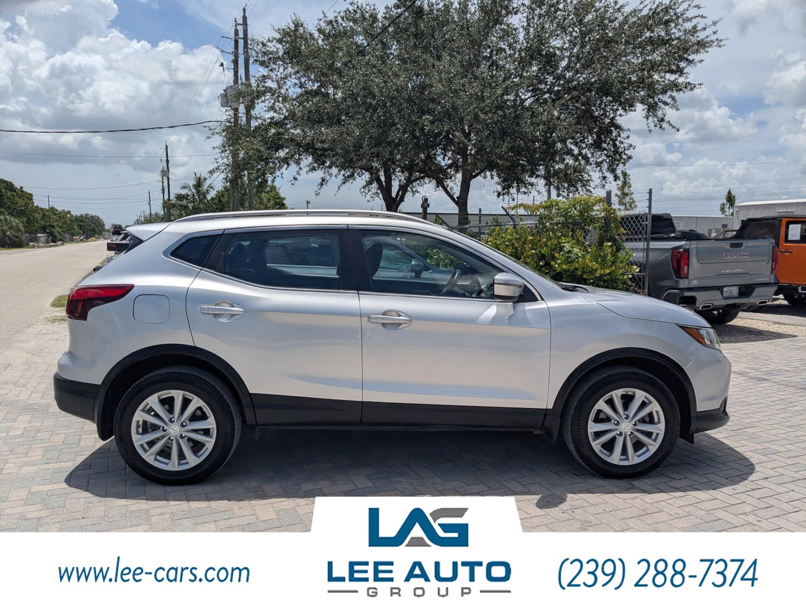 2017 Nissan Rogue Sport SV photo 2