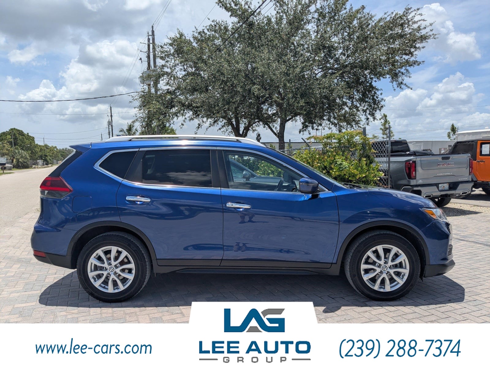 2019 Nissan Rogue SV photo 2
