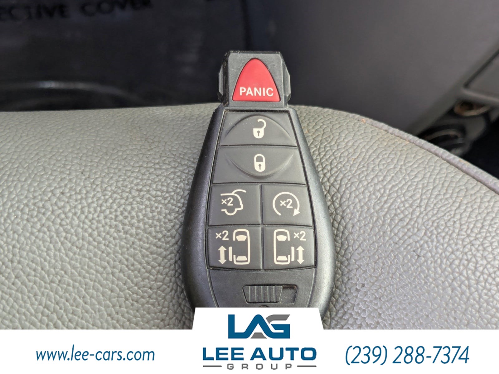 2008 Chrysler Town & Country Touring photo 2