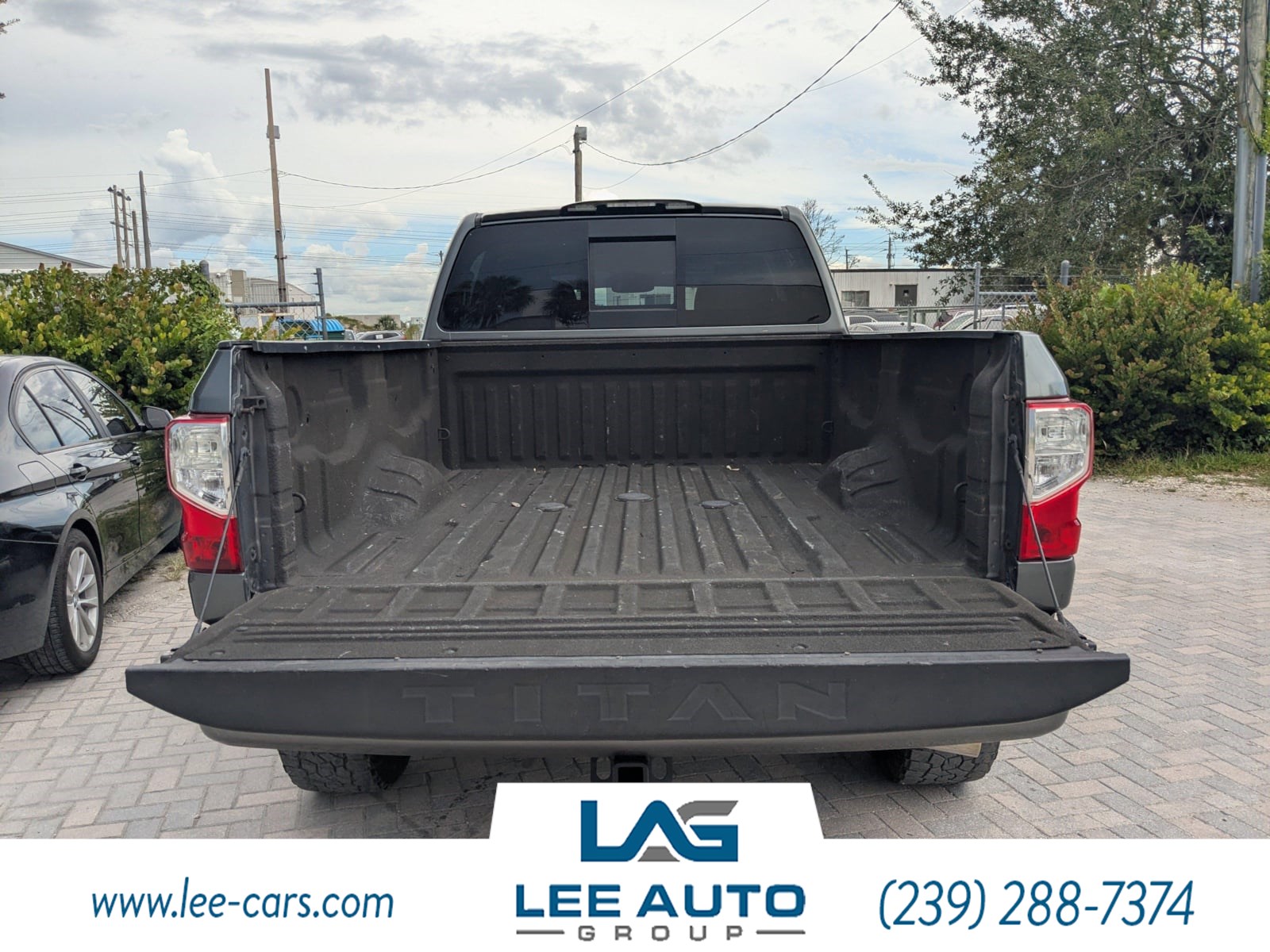 2016 Nissan Titan SV Crew Cab photo 11