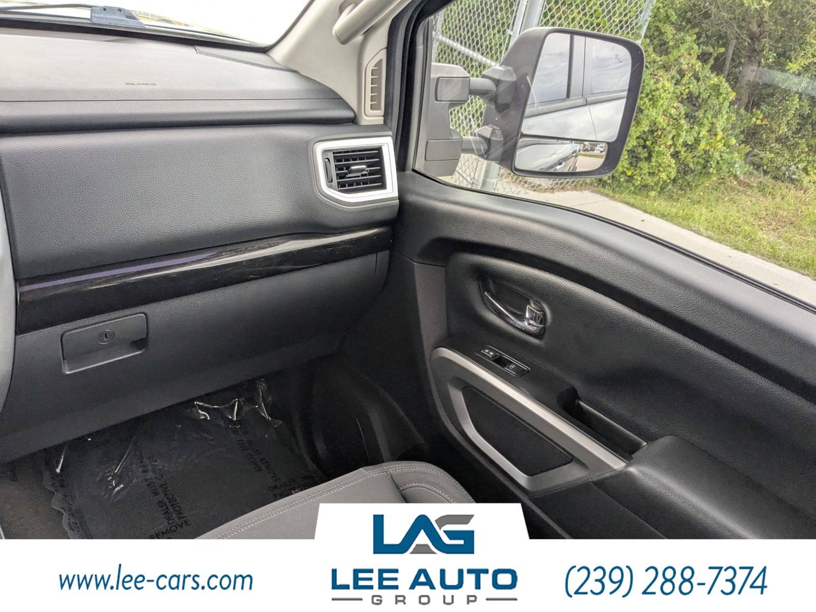 2016 Nissan Titan SV Crew Cab photo 15