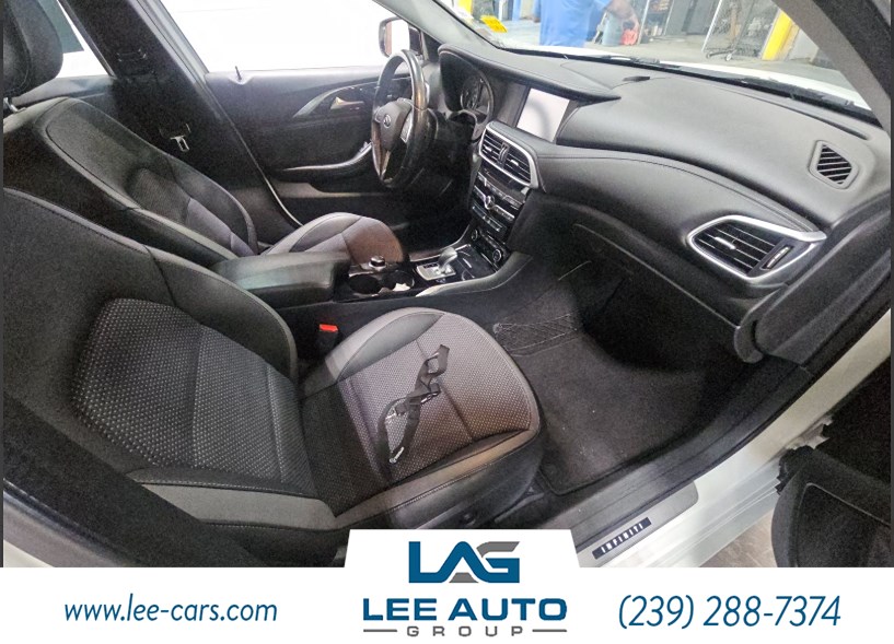 2018 Infiniti QX30 Luxe photo 2