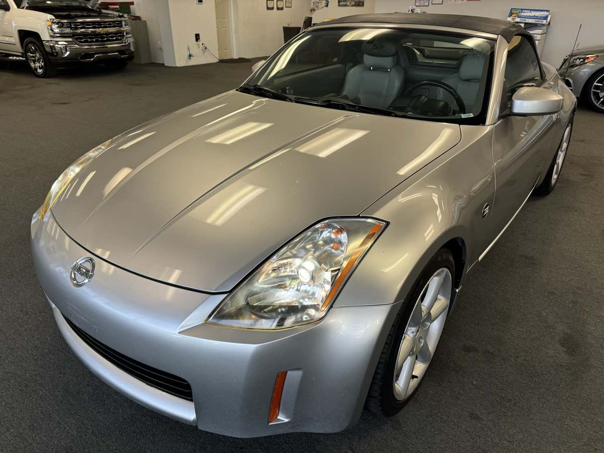 2005 Nissan 350Z Touring photo 2