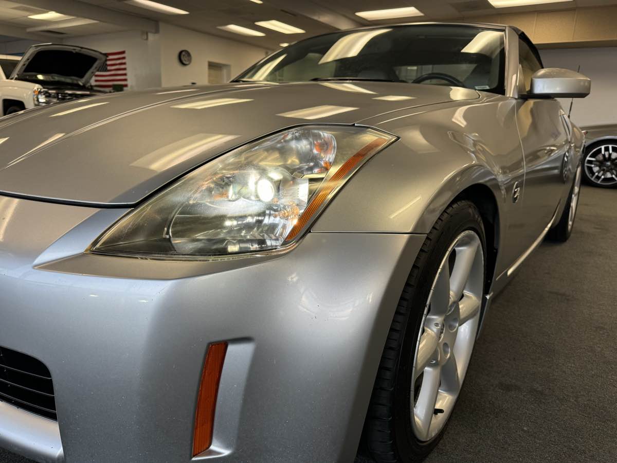 2005 Nissan 350Z Touring photo 3