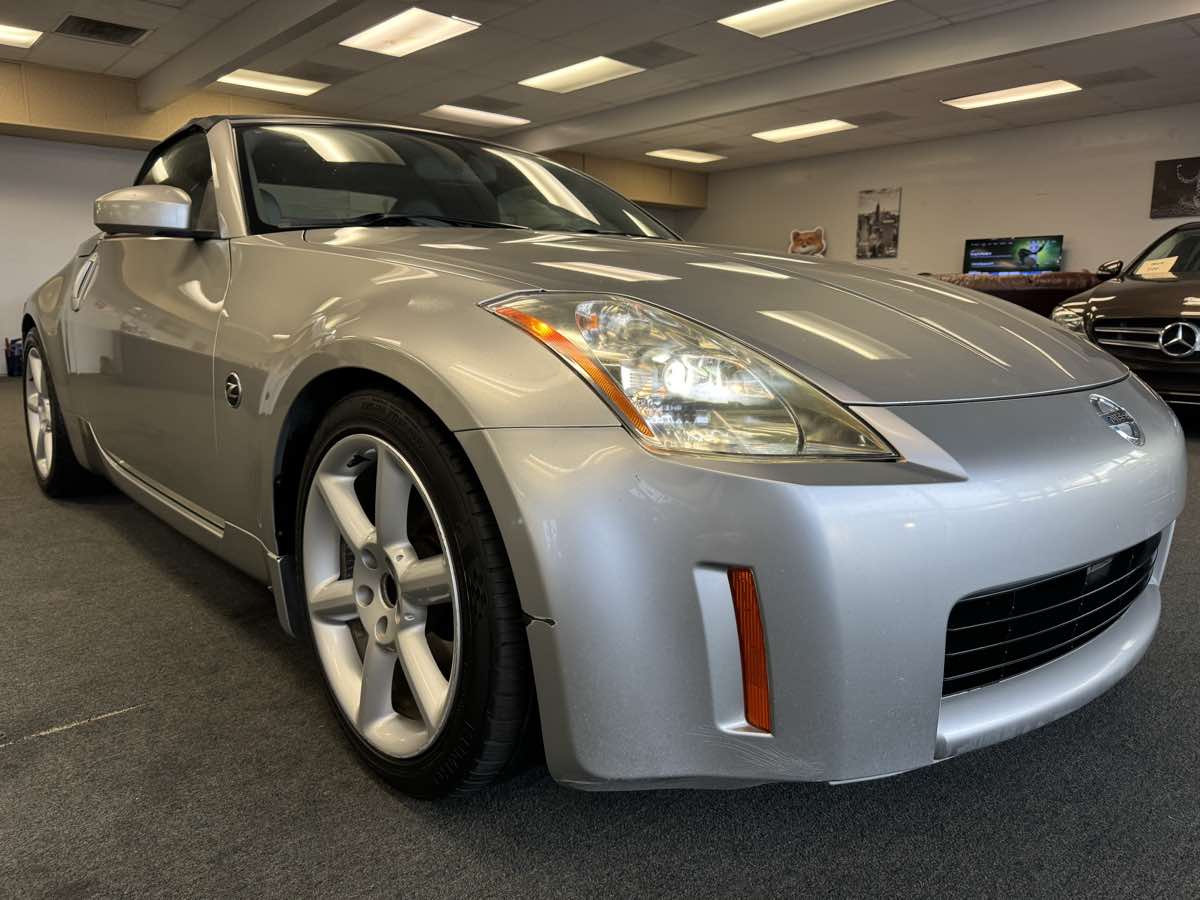 2005 Nissan 350Z Touring photo 7