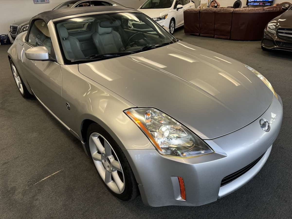 2005 Nissan 350Z Touring photo 8