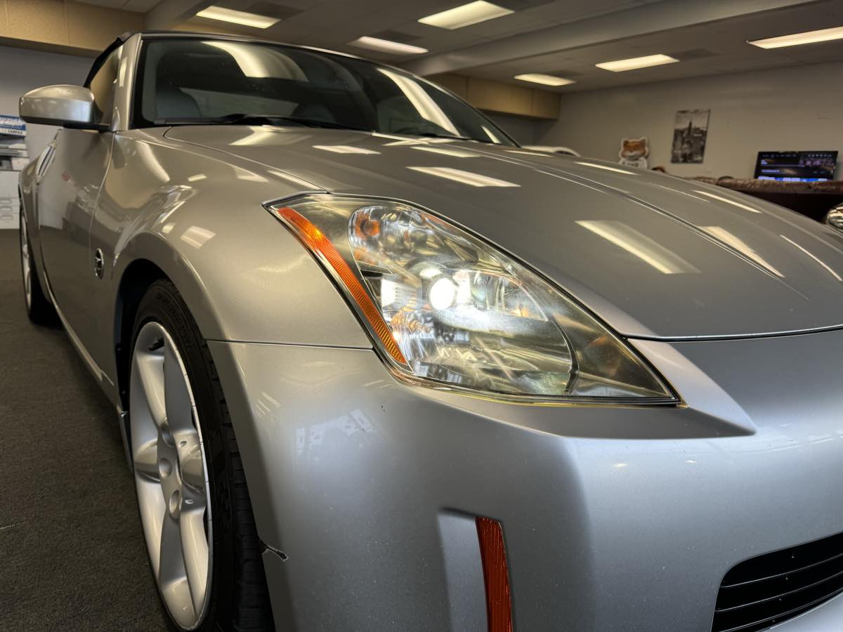 2005 Nissan 350Z Touring photo 9