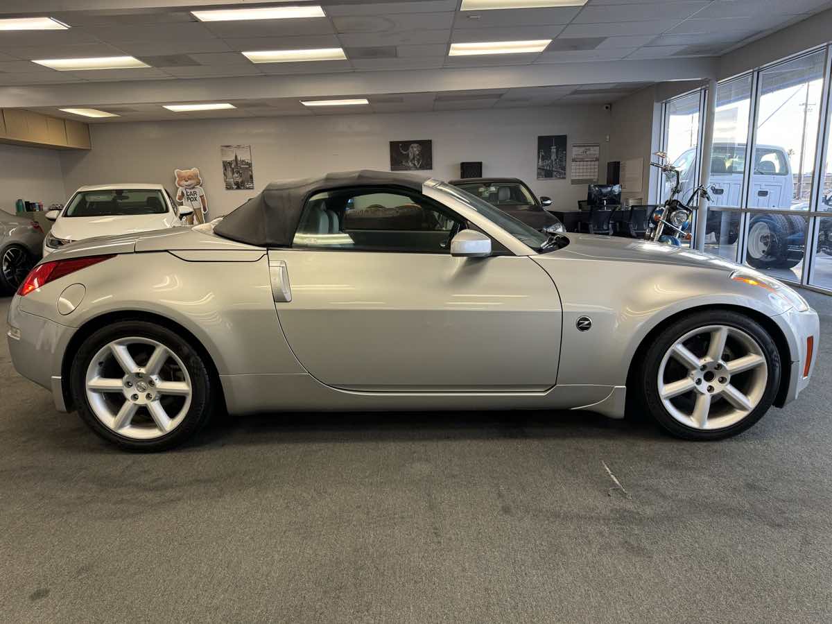 2005 Nissan 350Z Touring photo 11