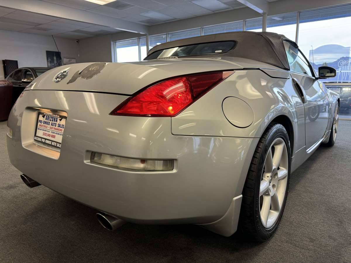 2005 Nissan 350Z Touring photo 13