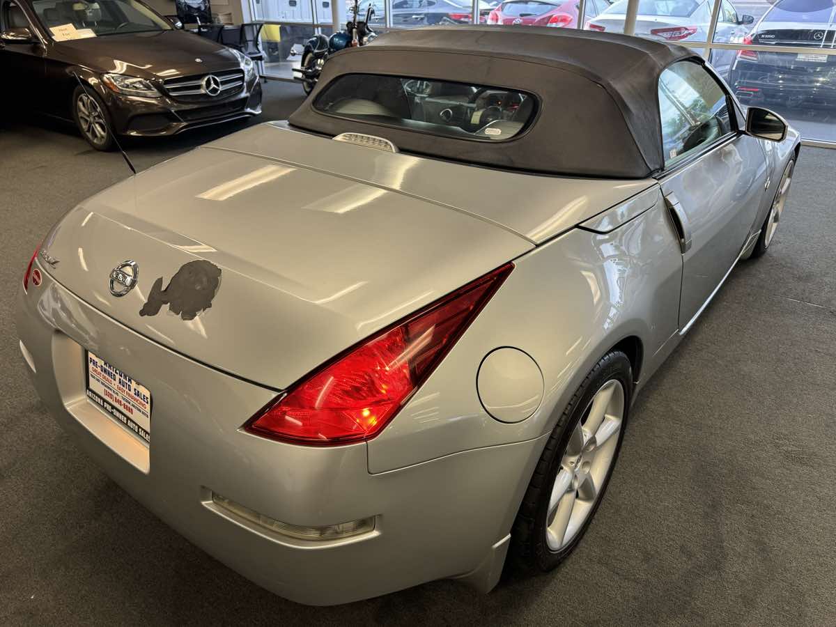 2005 Nissan 350Z Touring photo 14
