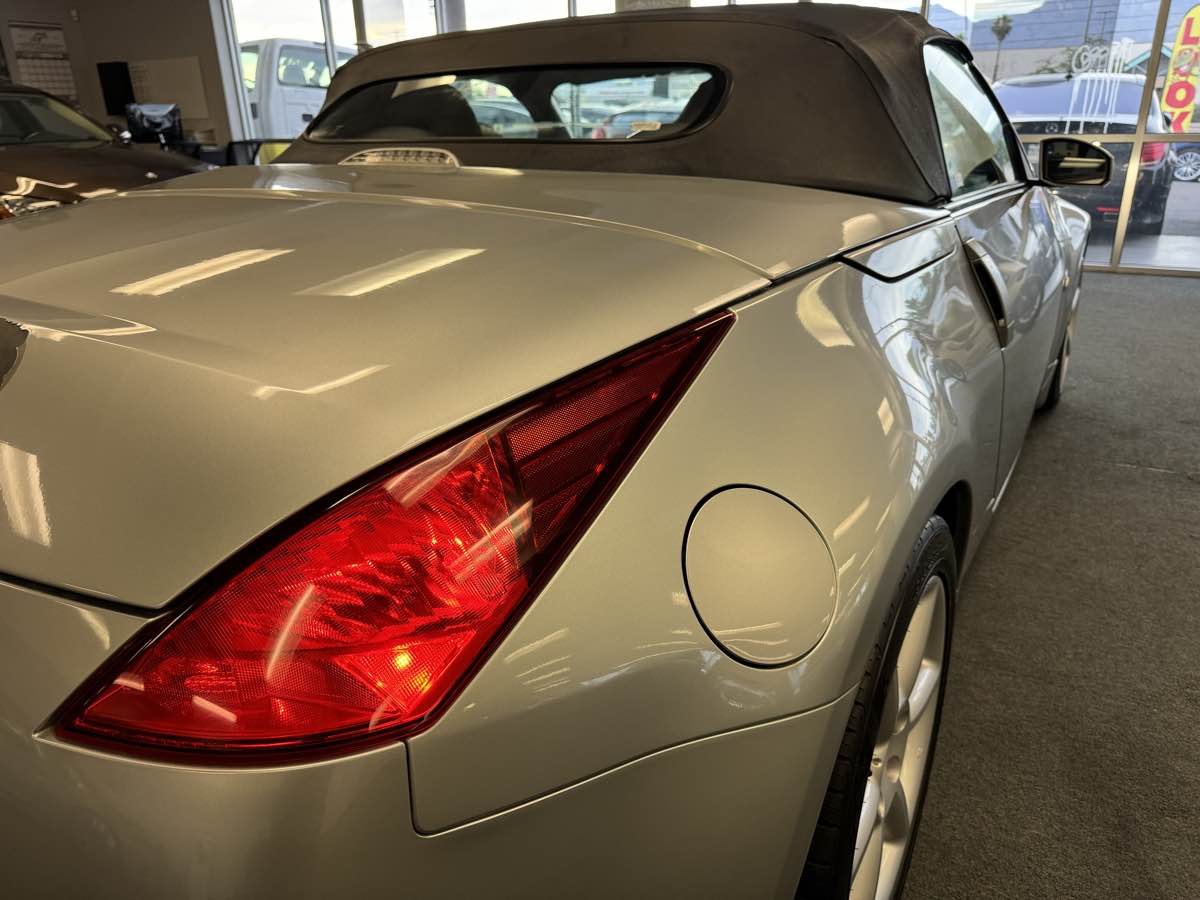 2005 Nissan 350Z Touring photo 15