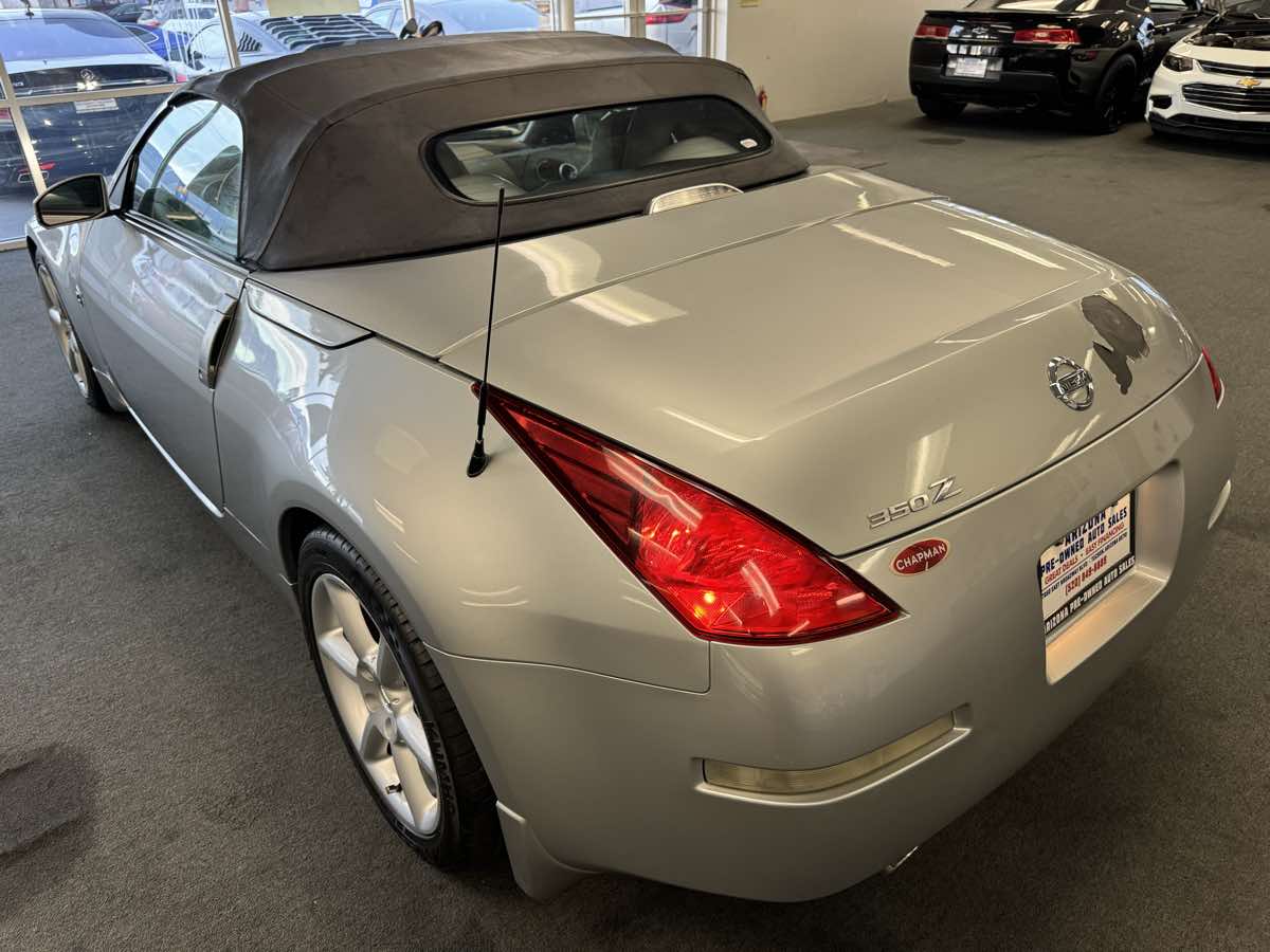 2005 Nissan 350Z Touring photo 23