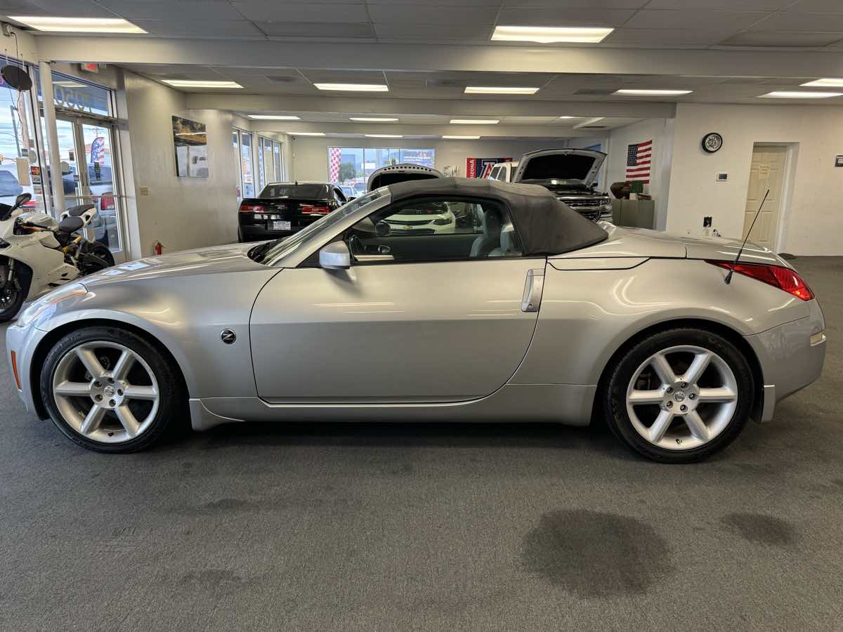 2005 Nissan 350Z Touring photo 25