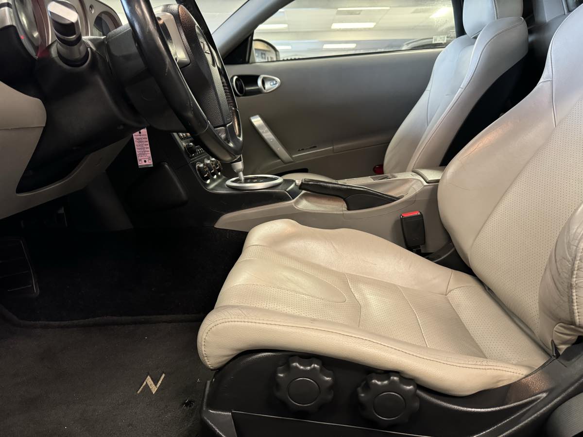 2005 Nissan 350Z Touring photo 28