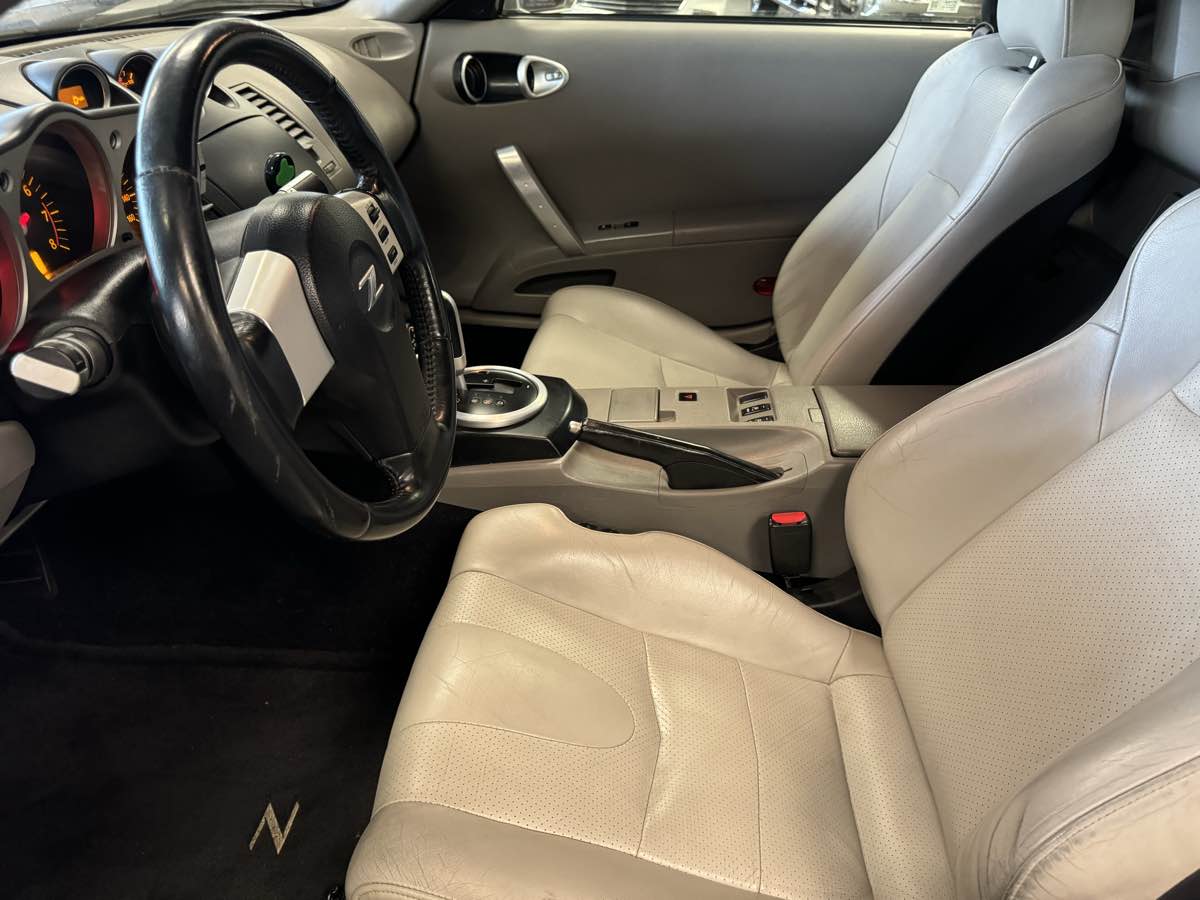 2005 Nissan 350Z Touring photo 29