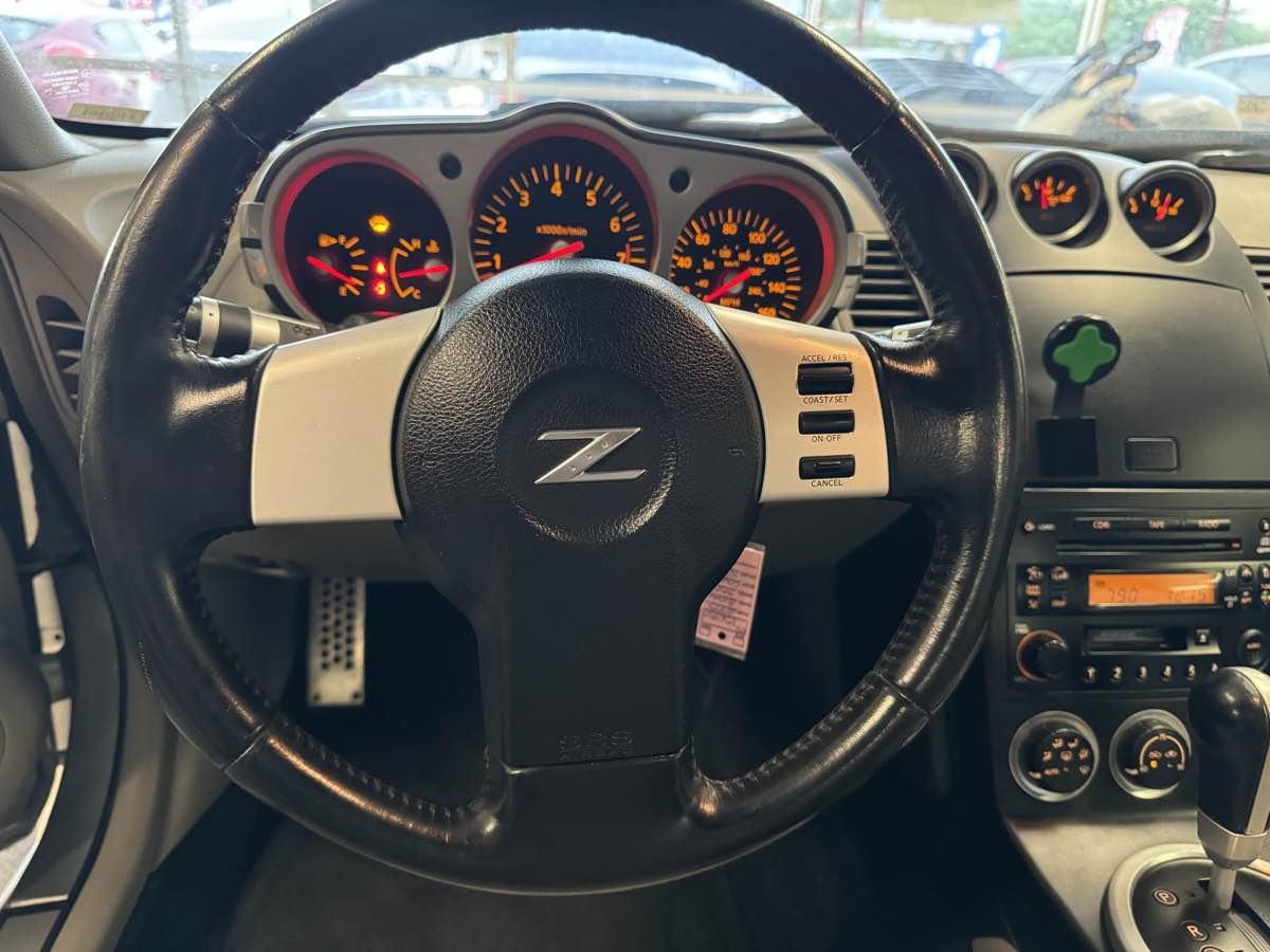 2005 Nissan 350Z Touring photo 31
