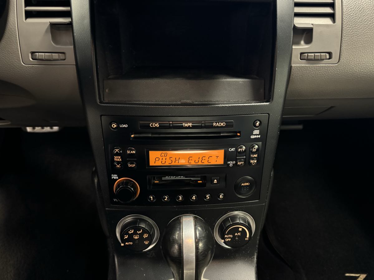 2005 Nissan 350Z Touring photo 34