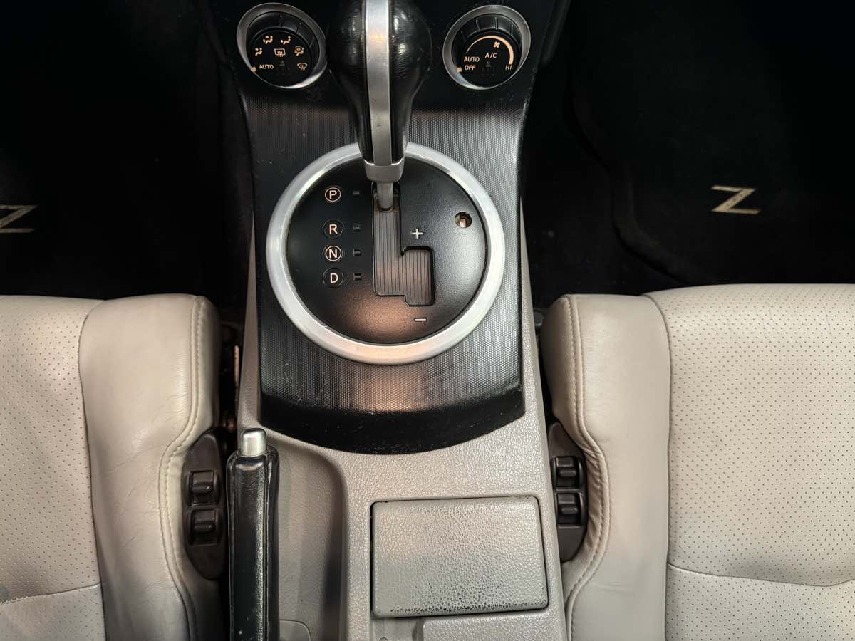 2005 Nissan 350Z Touring photo 35
