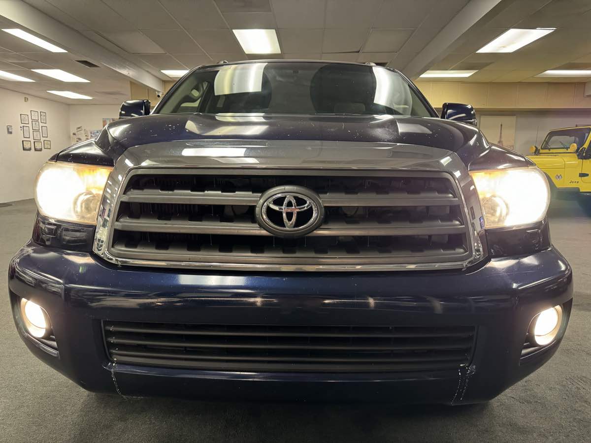 2010 Toyota Sequoia SR5 photo 5