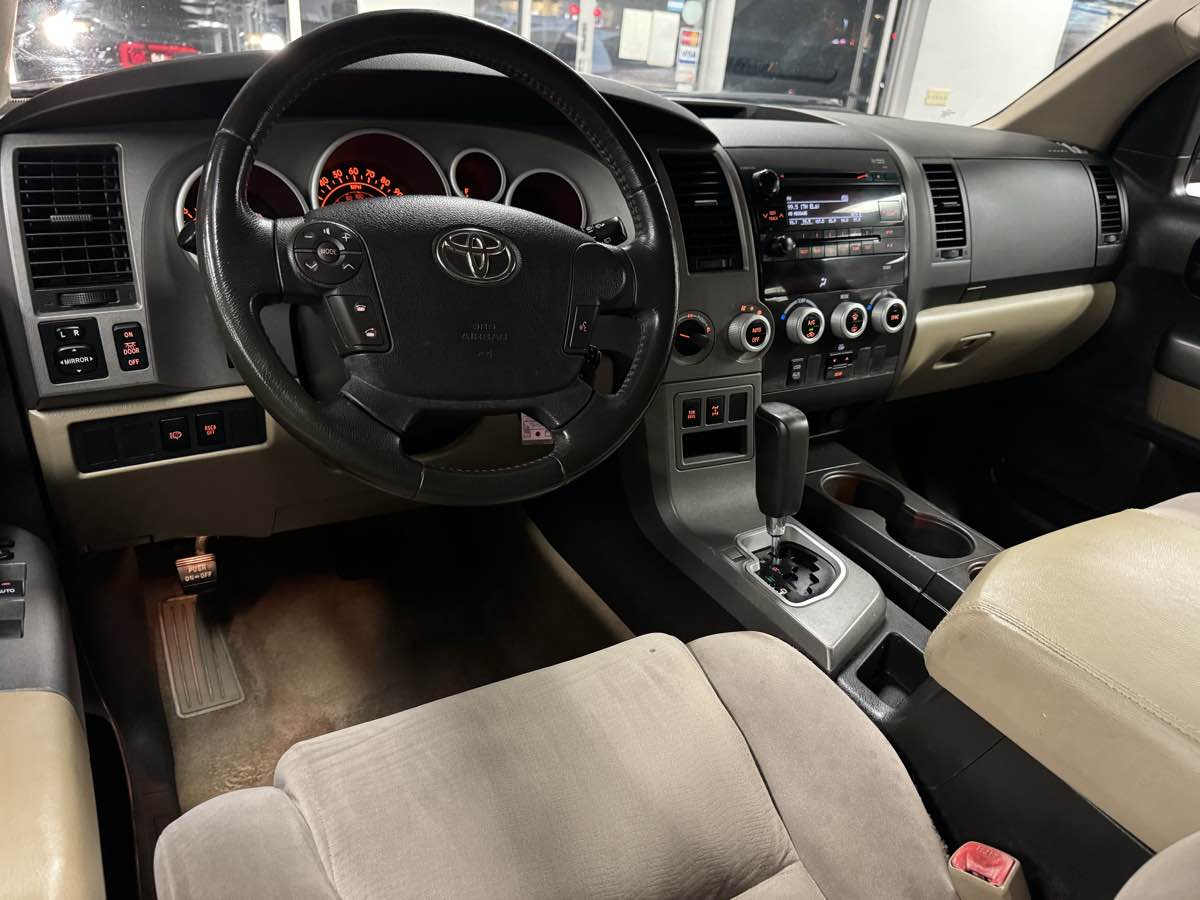 2010 Toyota Sequoia SR5 photo 32