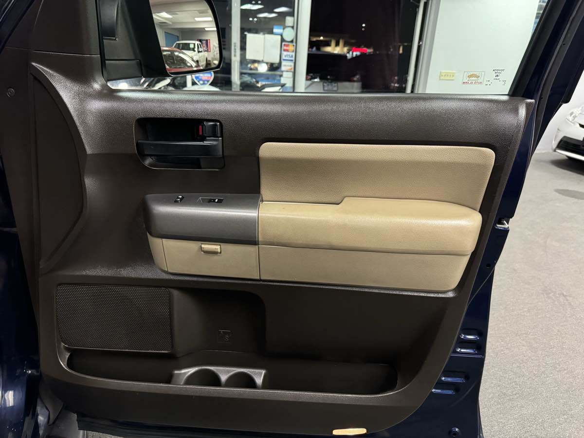 2010 Toyota Sequoia SR5 photo 38