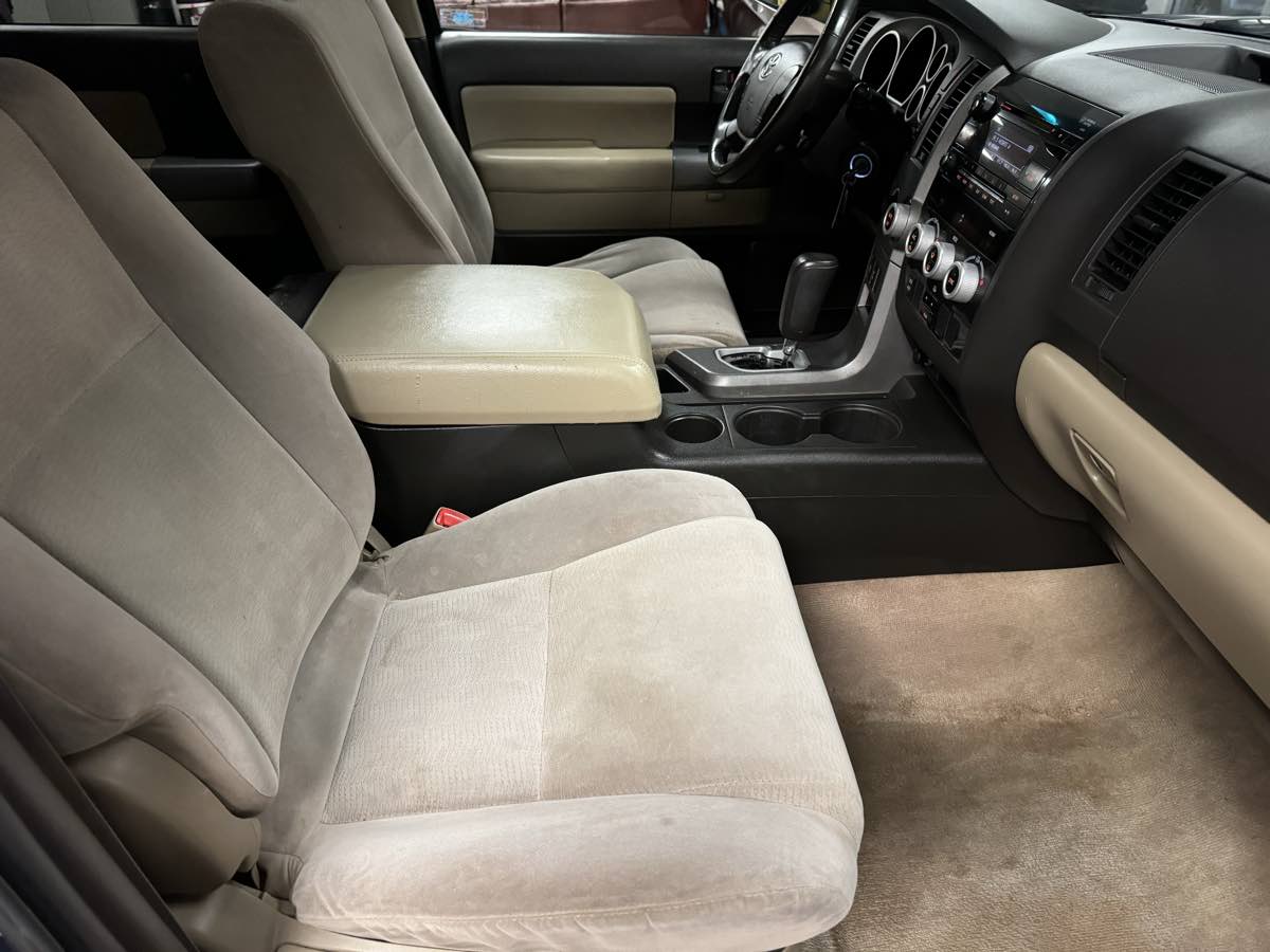 2010 Toyota Sequoia SR5 photo 41